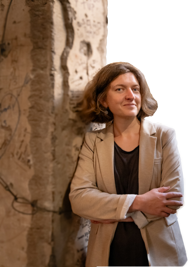 Frau lehnt an Säule